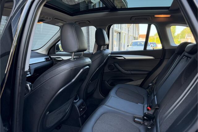 BMW X1 xDrive25e | Panodak | Camera | Sportstoelen | LED | Elektrische klep | NAVI