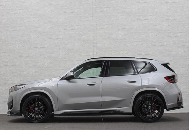 BMW X1 18i M-Sport Performance-Pack | Panorama | Sportstoelen | Carbon | Keyless-Entry | Sfeerverlichting | Achteruitrij-Camera | 5x op voorraad | Carplay | Full-LED | Black-Optic | Getint Glas | Stoelverwarming | Draadloos Laden |