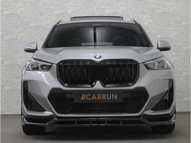 BMW X1 18i M-Sport Performance-Pack | Panorama | Sportstoelen | Carbon | Keyless-Entry | Sfeerverlichting | Achteruitrij-Camera | 5x op voorraad | Carplay | Full-LED | Black-Optic | Getint Glas | Stoelverwarming | Draadloos Laden |