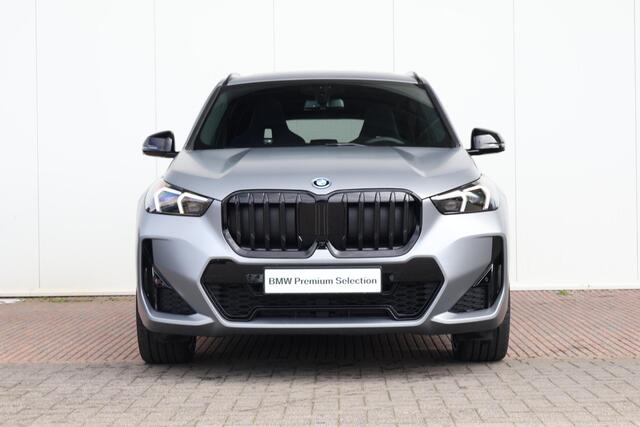 BMW X1 xDrive30e | Sport Pakket Pro | Pano Dak | M-Sportstoelen | Harman Kardon | Driving Assistant Professional | 20'' LM | Elektr. Verstelbare Voorstoelen | Head-Up |