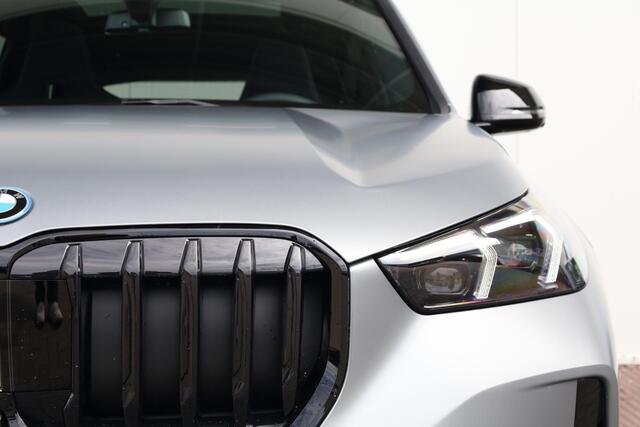 BMW X1 xDrive30e | Sport Pakket Pro | Pano Dak | M-Sportstoelen | Harman Kardon | Driving Assistant Professional | 20'' LM | Elektr. Verstelbare Voorstoelen | Head-Up |