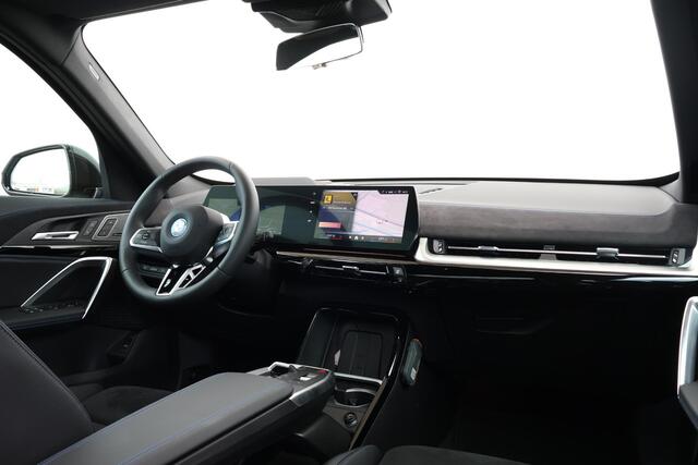 BMW X1 xDrive30e | Sport Pakket Pro | Pano Dak | M-Sportstoelen | Harman Kardon | Driving Assistant Professional | 20'' LM | Elektr. Verstelbare Voorstoelen | Head-Up |