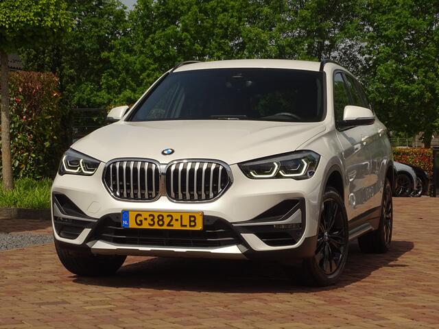 BMW X1 sDrive20i ParelWeiss | Full Options | HUD | NavPro | Stoelverw | All wheater | Uniek
