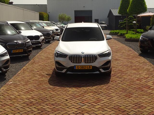 BMW X1 sDrive20i ParelWeiss | Full Options | HUD | NavPro | Stoelverw | All wheater | Uniek