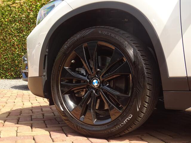 BMW X1 sDrive20i ParelWeiss | Full Options | HUD | NavPro | Stoelverw | All wheater | Uniek