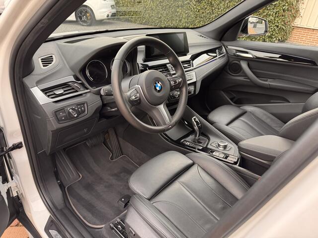 BMW X1 sDrive20i ParelWeiss | Full Options | HUD | NavPro | Stoelverw | All wheater | Uniek