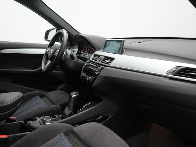 BMW X1 xDrive20i M Sport 192pk Dealer O.H. | Panodak | Adaptive Cruise | Head Up | Camera | Harman / Kardon | Alcantara Sportstoelen Verwarmd | Navigatie | 19"L.M | LED Koplampen |