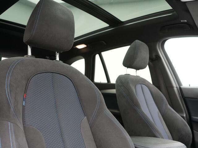 BMW X1 xDrive20i M Sport 192pk Dealer O.H. | Panodak | Adaptive Cruise | Head Up | Camera | Harman / Kardon | Alcantara Sportstoelen Verwarmd | Navigatie | 19"L.M | LED Koplampen |