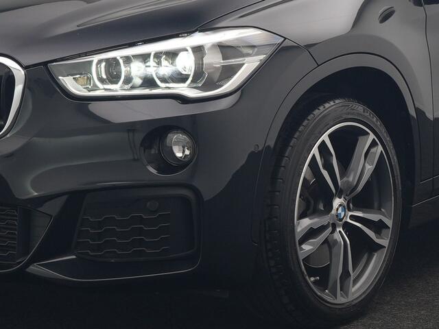 BMW X1 xDrive20i M Sport 192pk Dealer O.H. | Panodak | Adaptive Cruise | Head Up | Camera | Harman / Kardon | Alcantara Sportstoelen Verwarmd | Navigatie | 19"L.M | LED Koplampen |