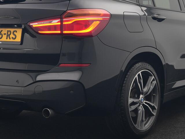 BMW X1 xDrive20i M Sport 192pk Dealer O.H. | Panodak | Adaptive Cruise | Head Up | Camera | Harman / Kardon | Alcantara Sportstoelen Verwarmd | Navigatie | 19"L.M | LED Koplampen |