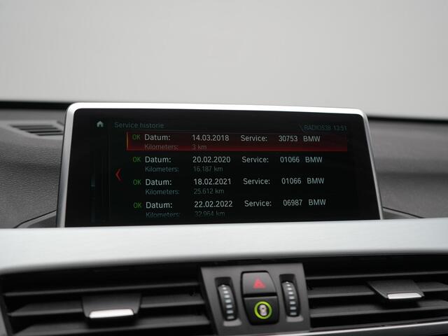 BMW X1 xDrive20i M Sport 192pk Dealer O.H. | Panodak | Adaptive Cruise | Head Up | Camera | Harman / Kardon | Alcantara Sportstoelen Verwarmd | Navigatie | 19"L.M | LED Koplampen |