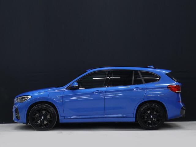 BMW X1 xDrive25e M Sport [HEAD UP DISPLAY, APPLE CARPLAY, CAMERA, ELEK ACHTERKLEP, CRUISE CONTROL, MEMORY SEATS, VOL LEDER, NAVIGATIE, NIEUWSTAAT]