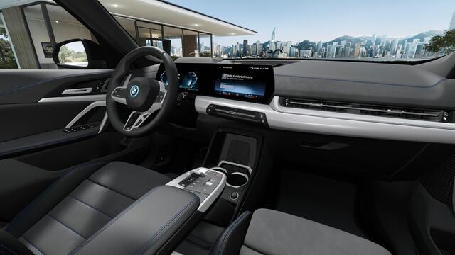 BMW X1 xDrive25e M Sport Automaat / Panoramadak / Trekhaak / Sportstoelen / M Adaptief onderstel / Head-Up / Parking Assistant Plus / Comfort Access