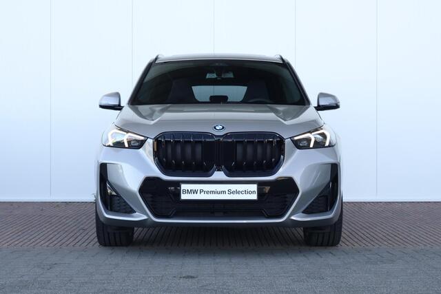 BMW X1 xDrive25e | Sport Pakket Pro | Innovation Pack | Pano Dak | Trekhaak | Driving Assistant Plus | Parking Assistant Plus | Head-Up | M-Sportstoelen Voor | Stoel & Stuurwiel Verwarming |