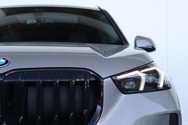 BMW X1 xDrive25e | Sport Pakket Pro | Innovation Pack | Pano Dak | Trekhaak | Driving Assistant Plus | Parking Assistant Plus | Head-Up | M-Sportstoelen Voor | Stoel & Stuurwiel Verwarming |