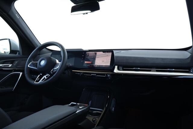 BMW X1 xDrive25e | Sport Pakket Pro | Innovation Pack | Pano Dak | Trekhaak | Driving Assistant Plus | Parking Assistant Plus | Head-Up | M-Sportstoelen Voor | Stoel & Stuurwiel Verwarming |