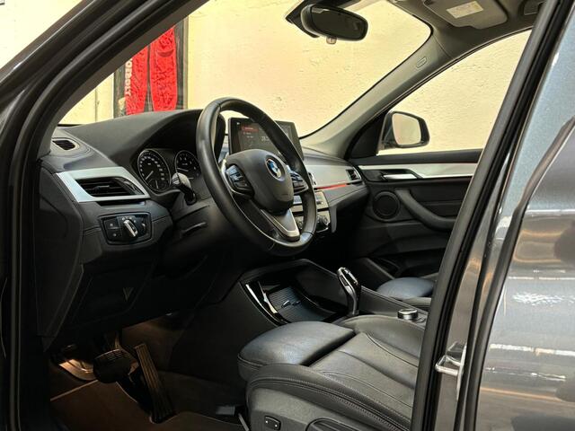 BMW X1 sDrive20i Business Edition Plus | Sportstoelen | Head-Up | 17 inch | trekhaak | NL auto | 1e eigenaar | BTW |