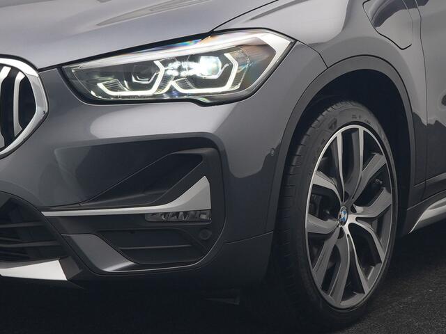 BMW X1 xDrive25e X Line PHEV 221pk Dealer O.H. | 19" | Panodak | Head Up | Camera | Lederen Sportstoelen Memory & Verwarmd | Sfeerverlichting | Hifi Audio | Navigatie | DAB | Cruise Control | Plug In Hybrid |