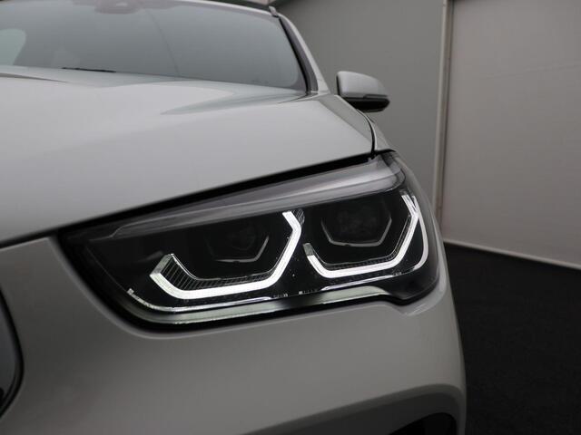 BMW X1 xDrive20d High Executive | M Sportpakket | Entertainment Pack | Trekhaak | Achteruitrijcamera | Active Cruise Control | 19''