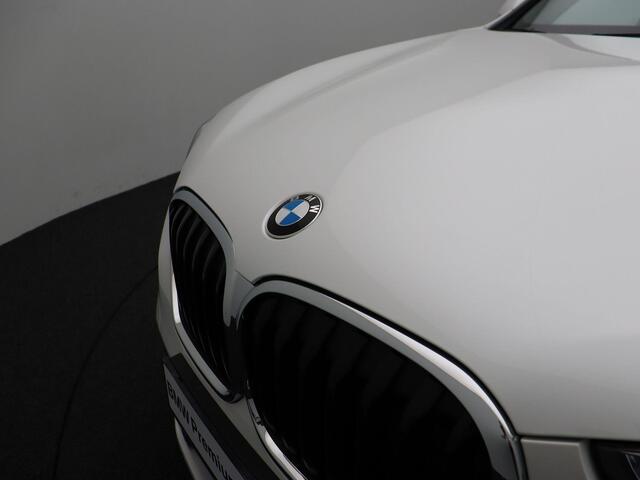 BMW X1 xDrive20d High Executive | M Sportpakket | Entertainment Pack | Trekhaak | Achteruitrijcamera | Active Cruise Control | 19''