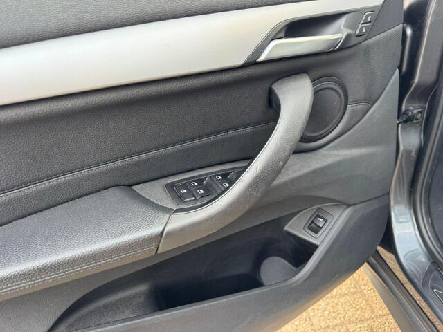 BMW X1 sDrive18i High Executive | 1e eigenaar | Automaat | Afneembare trekhaak | Airco | Elektrische ramen | Navigatie | Nieuwe APK | NAP |