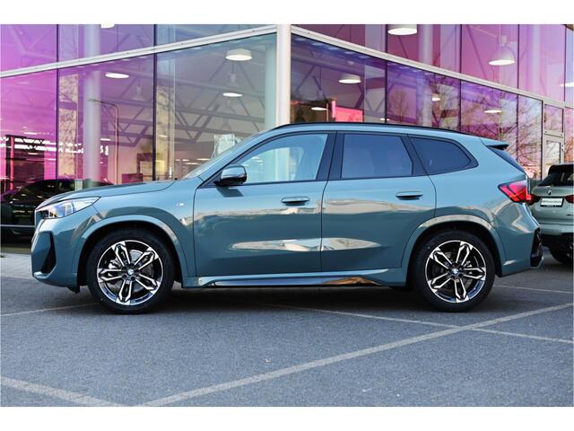BMW X1 xDrive23i M Sport Automaat / Panoramadak / Trekhaak / Sportstoelen / Head-Up / M Adaptief onderstel / Adaptieve LED / Parking Assistant Plus