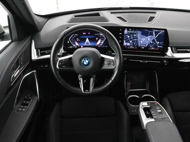 BMW X1 xDrive25e M Sport | SOH 93% | Head-Up | 360 Camera | Stoelverwarming | Trekhaak | Adaptive cruise | Leder/Alcantara | Keyless | Carplay | Side Assist | Adaptief LED | Sportstoelen | PHEV | Plug In