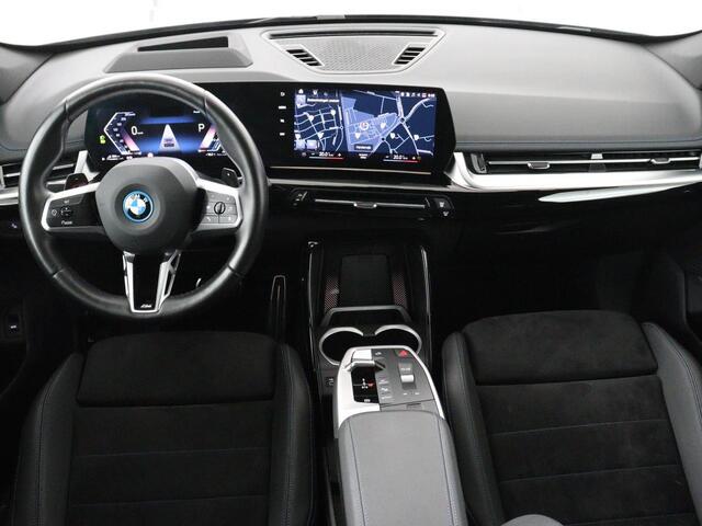 BMW X1 xDrive25e M Sport | SOH 93% | Head-Up | 360 Camera | Stoelverwarming | Trekhaak | Adaptive cruise | Leder/Alcantara | Keyless | Carplay | Side Assist | Adaptief LED | Sportstoelen | PHEV | Plug In