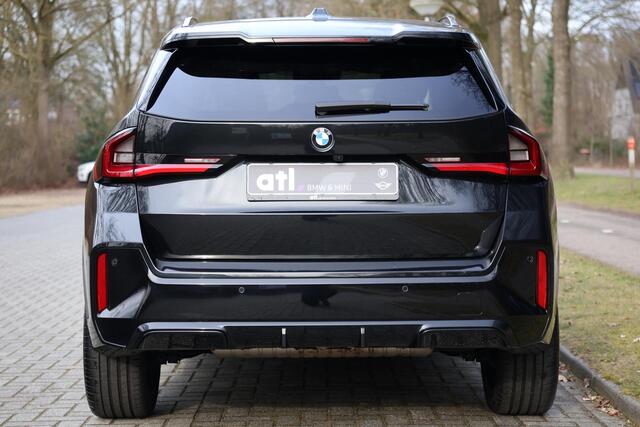 BMW X1 sDrive18i VOL | M-pakket | Pano | HUD | Massage | 360 | Adap Cruise | Elektr. Trekhaak | Harman Kardon | Keyless | Alarm kl.3 | Etc.