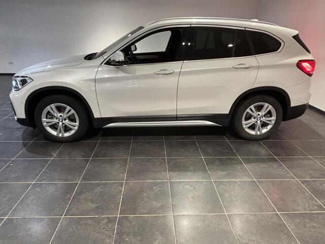 BMW X1 sDrive20i VDL Nedcar Edition | voorstoelen verwarmd | Parking pack |