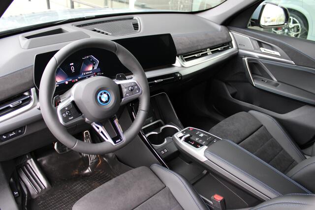 BMW X1 xDrive25e M Sport Automaat / Panoramadak / Trekhaak / Sportstoelen / M Adaptief onderstel / Comfort Access / Adaptieve LED / Head-Up / Harman Kardon