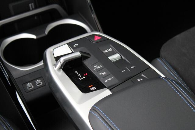 BMW X1 xDrive25e M Sport Automaat / Panoramadak / Trekhaak / Sportstoelen / M Adaptief onderstel / Comfort Access / Adaptieve LED / Head-Up / Harman Kardon