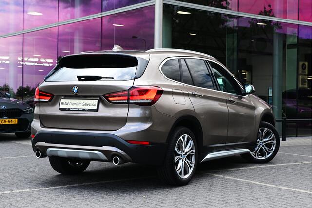 BMW X1 sDrive20i High Executive xLine Automaat / Trekhaak / Panoramadak / Sportstoelen / Head-Up / Harman-Kardon