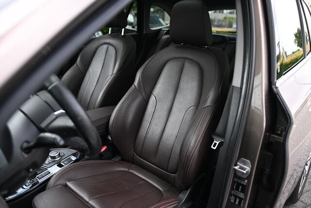 BMW X1 sDrive20i High Executive xLine Automaat / Trekhaak / Panoramadak / Sportstoelen / Head-Up / Harman-Kardon