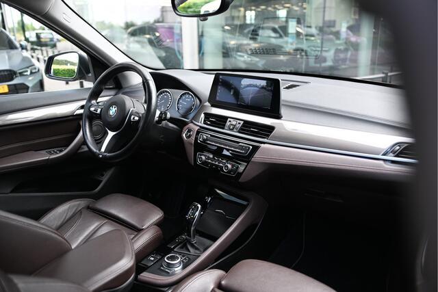 BMW X1 sDrive20i High Executive xLine Automaat / Trekhaak / Panoramadak / Sportstoelen / Head-Up / Harman-Kardon