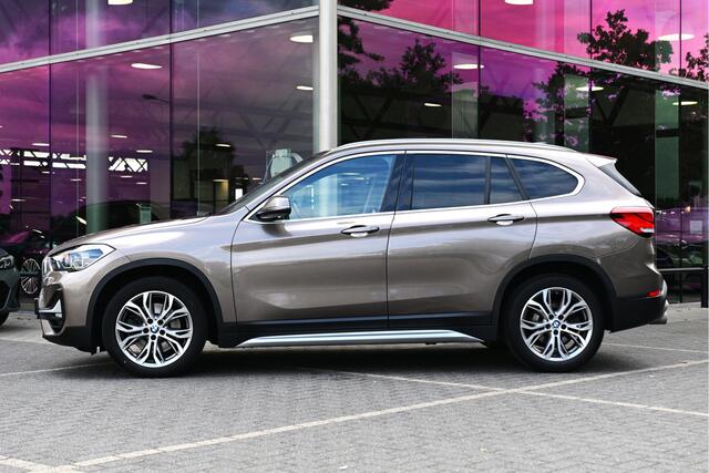BMW X1 sDrive20i High Executive xLine Automaat / Trekhaak / Panoramadak / Sportstoelen / Head-Up / Harman-Kardon