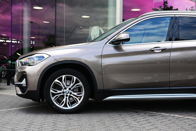 BMW X1 sDrive20i High Executive xLine Automaat / Trekhaak / Panoramadak / Sportstoelen / Head-Up / Harman-Kardon