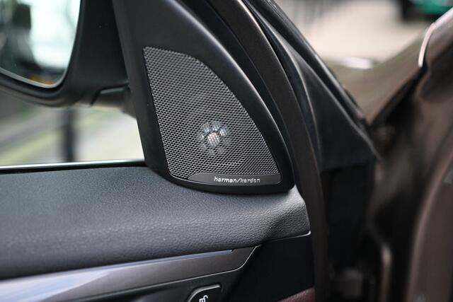 BMW X1 sDrive20i High Executive xLine Automaat / Trekhaak / Panoramadak / Sportstoelen / Head-Up / Harman-Kardon