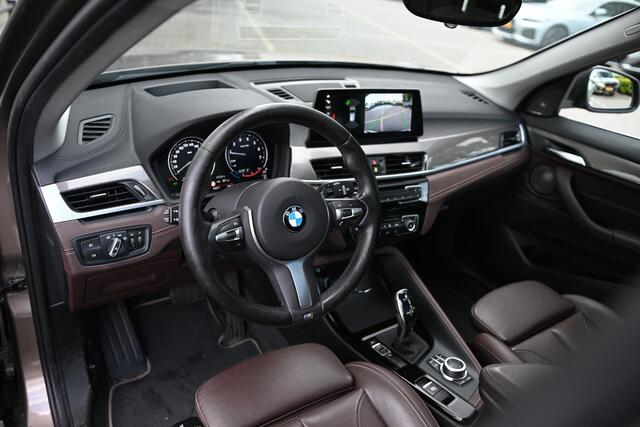 BMW X1 sDrive20i High Executive xLine Automaat / Trekhaak / Panoramadak / Sportstoelen / Head-Up / Harman-Kardon