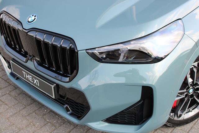 BMW X1 xDrive25e M Sport Automaat / Panoramadak / Trekhaak / Sportstoelen / M Adaptief onderstel / Head-Up / Parking Assistant Plus / Stuurverwarming