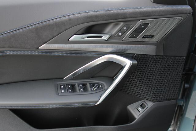BMW X1 xDrive25e M Sport Automaat / Panoramadak / Trekhaak / Sportstoelen / M Adaptief onderstel / Head-Up / Parking Assistant Plus / Stuurverwarming