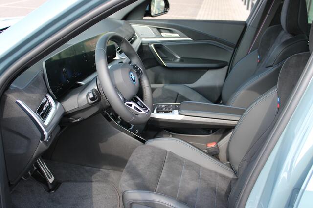 BMW X1 xDrive25e M Sport Automaat / Panoramadak / Trekhaak / Sportstoelen / M Adaptief onderstel / Head-Up / Parking Assistant Plus / Stuurverwarming