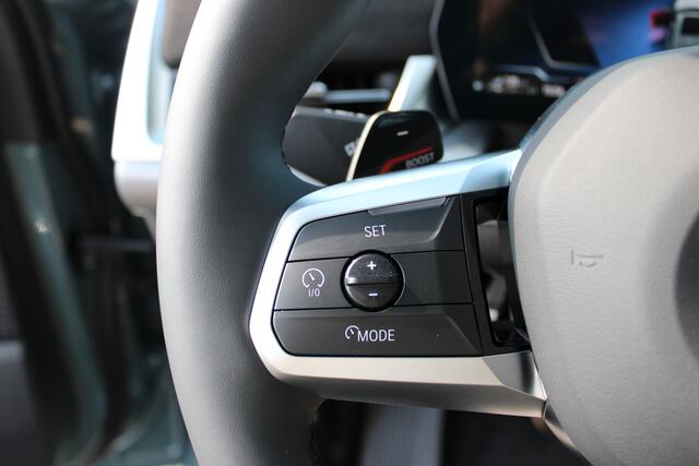 BMW X1 xDrive25e M Sport Automaat / Panoramadak / Trekhaak / Sportstoelen / M Adaptief onderstel / Head-Up / Parking Assistant Plus / Stuurverwarming