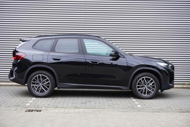 BMW X1 sDrive18i | Trekhaak met elektrisch wegklapbare kogel | Achteruitrijcamera | Harman-Kardon sound system | Extra getint glas | Comfort Access