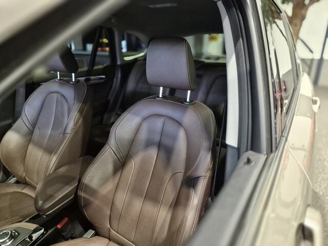 BMW X1 xDrive25e High Executive Sportline | Bruin leder | Camera | HUD | Trekhaak | 4x4