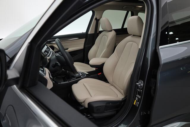 BMW X1 xDrive25e XLINE | Rijklaar! | SOH 90,1% | S/K-Dak | HUD | Leder | Cruise | Stoelverw. | Camera+PDC | Elek. Klep | Led | NAV+CarPlay | Climate | LM V