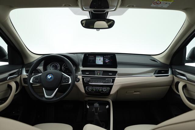 BMW X1 xDrive25e XLINE | Rijklaar! | SOH 90,1% | S/K-Dak | HUD | Leder | Cruise | Stoelverw. | Camera+PDC | Elek. Klep | Led | NAV+CarPlay | Climate | LM V