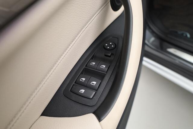 BMW X1 xDrive25e XLINE | Rijklaar! | SOH 90,1% | S/K-Dak | HUD | Leder | Cruise | Stoelverw. | Camera+PDC | Elek. Klep | Led | NAV+CarPlay | Climate | LM V