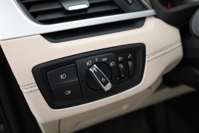 BMW X1 xDrive25e XLINE | Rijklaar! | SOH 90,1% | S/K-Dak | HUD | Leder | Cruise | Stoelverw. | Camera+PDC | Elek. Klep | Led | NAV+CarPlay | Climate | LM V