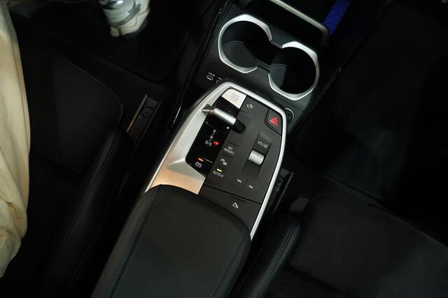 BMW X1 sDrive20i M Sport Panodak Led koplampen Camera Shadowline Stuur- en stoelverwarming 19 Inch Velgen